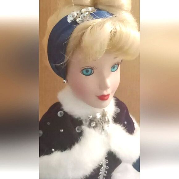 Disney Princess Cinderella 16" Porcelain Doll Brass Key Collectibles Disney 2003 - Picture 3 of 9